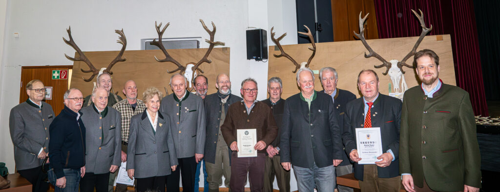 Zahlreiche Mitglieder wurden für besondere Verdienste rund um das Jagdwesen, die Bläsergruppe und für ihre langjährige Mitgliedschaft geehrt. Foto: Sophie Roy